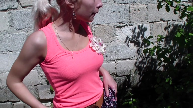 Blond pets snatch and does dilettante oral-stimulation sex in the street