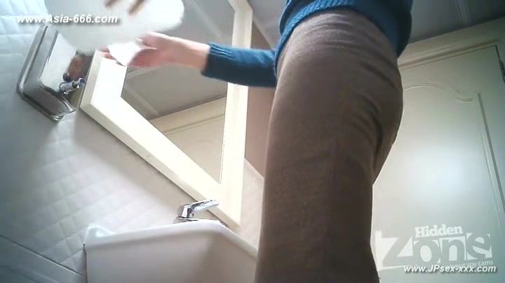 peeping blondes go to toilet.32