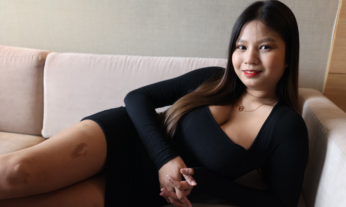 Superhot Thai Model With Big Tits Seduced Into Porn - AsiansexdiaryVR