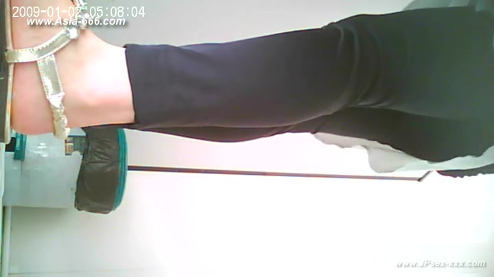 chinese girls go to toilet.32