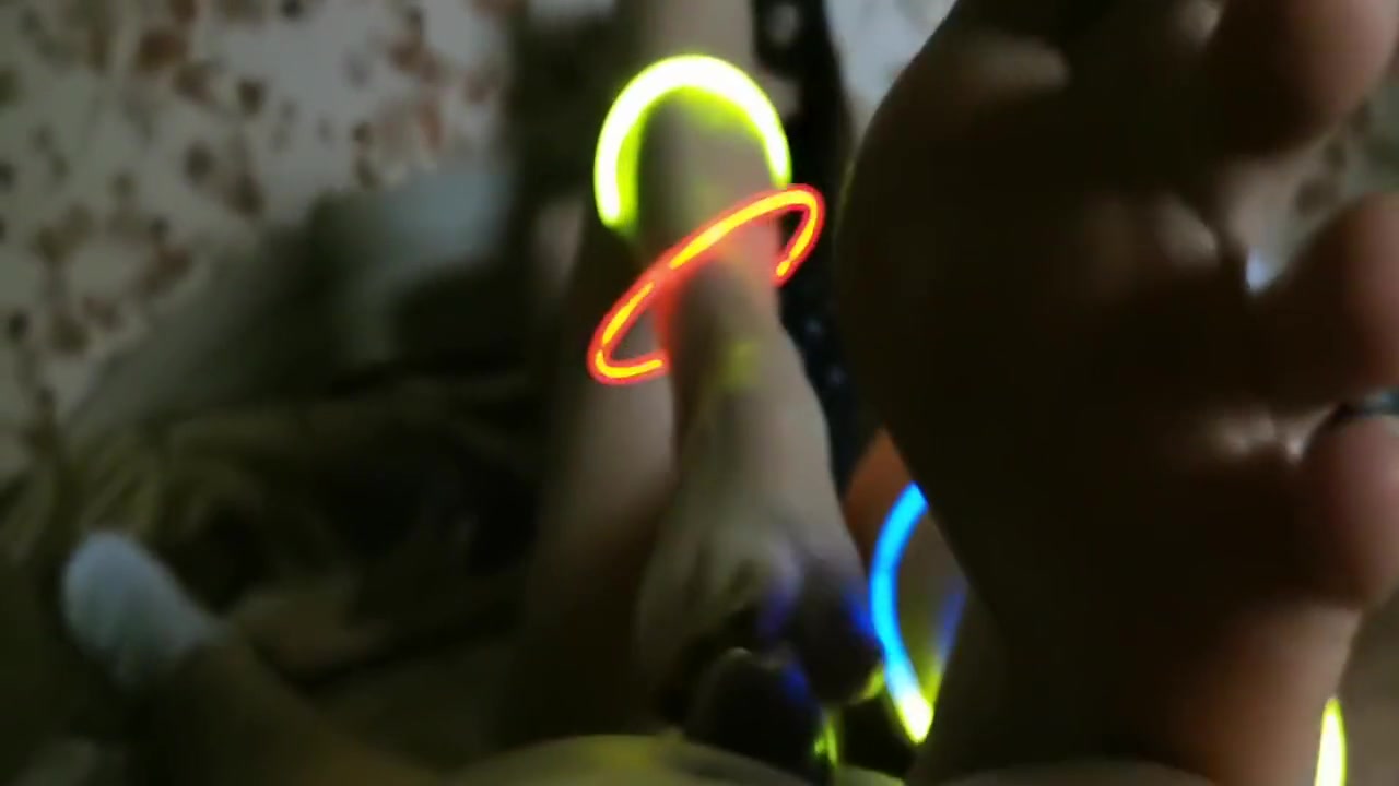 Sdelala Goryachii Nochnoi Futdzhob Pod Neonove Ogni 6 Min