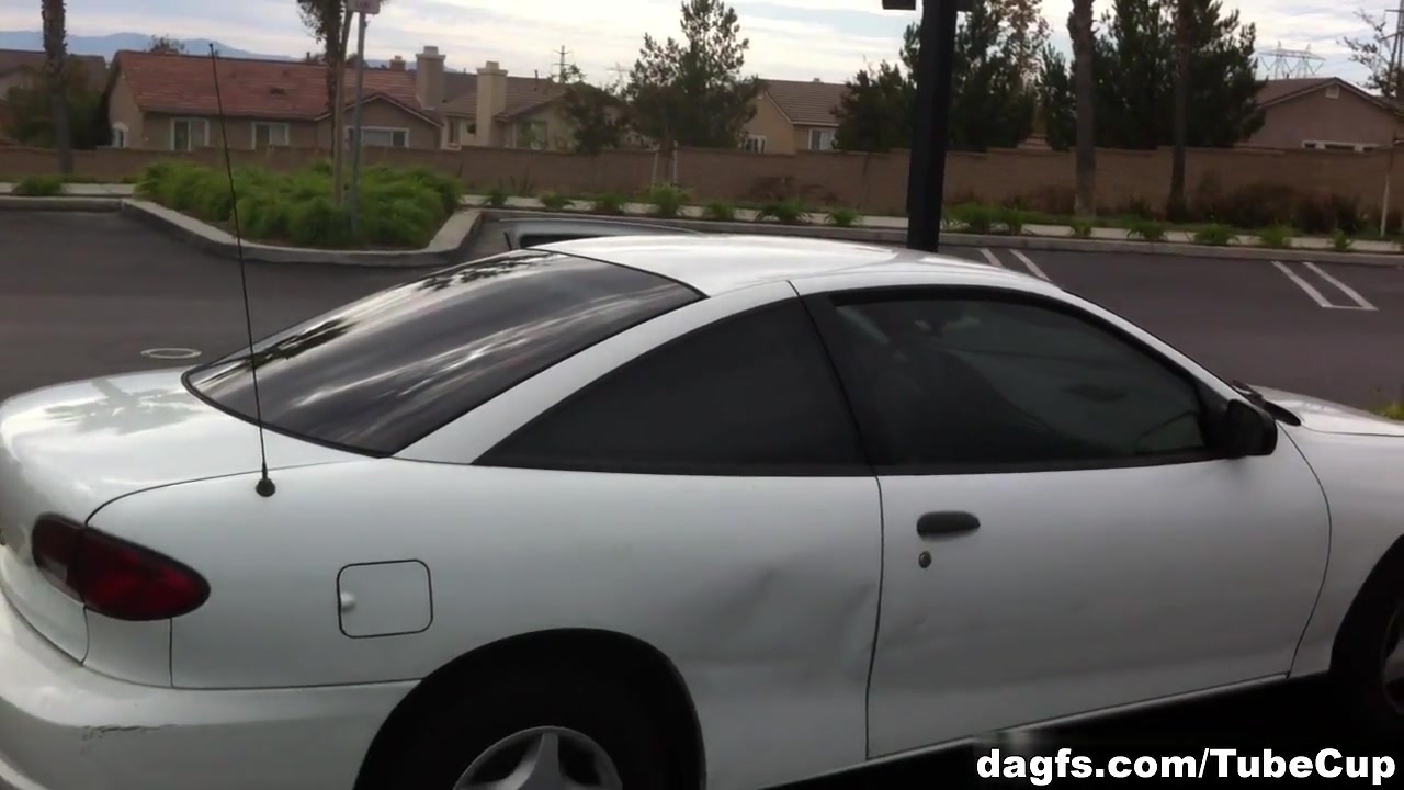 Na?ve Girlfriend Shows Tits In The Car