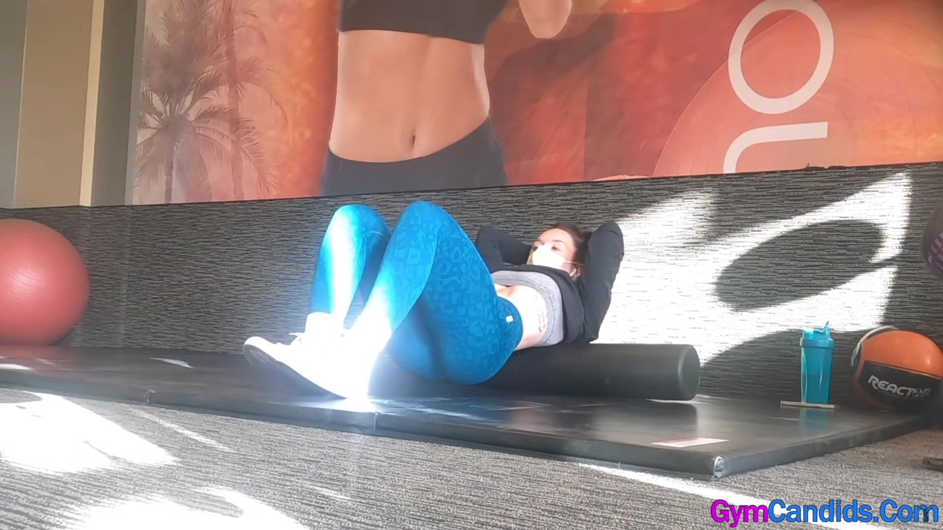 Brunette Bubble Ass in Teal Leggings