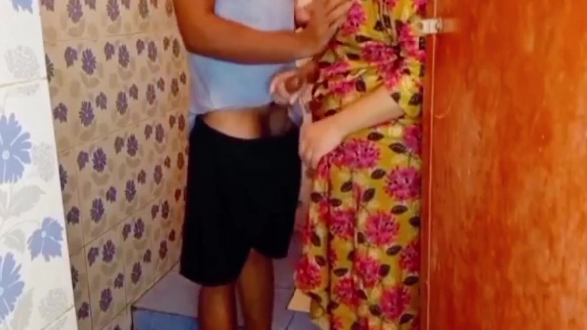 Indian Bhabi Ki Chodai Deshi Hot Girls Get Hard Fuck From Step brother In Low Inside Toilet. Big Cock Hardly Fuck To Step brother Wife X