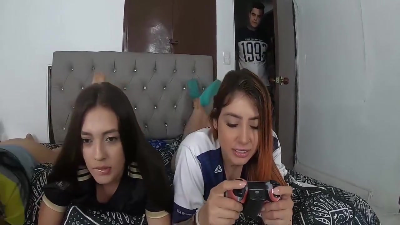 Mi Hermanastro Folla A Mis Amigas Y A Mi Por Prestarnos El Xbox Sofi Castillo 9 Min - Andrea Pardo And Camila Mush