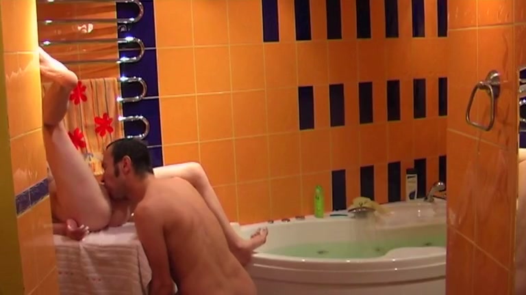 Blow job and wild hard fuck in sexy tub
