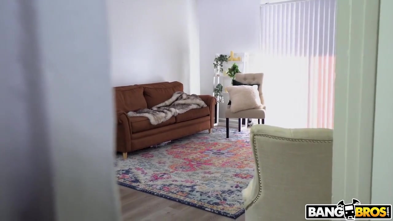 Kira Perez In Parcel Vibes Surprise On Pornhd With