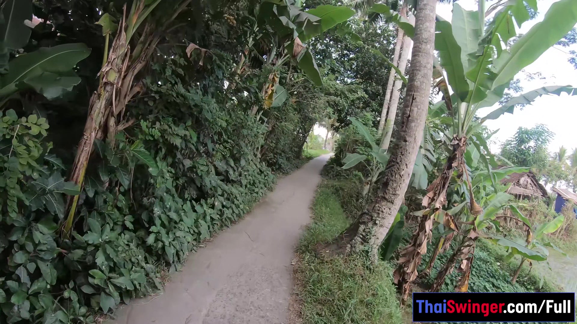 Big ass Thai amateur GF makes a homemade sex video in a garden