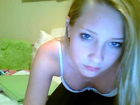Young blonde babe shoves three fingers at time