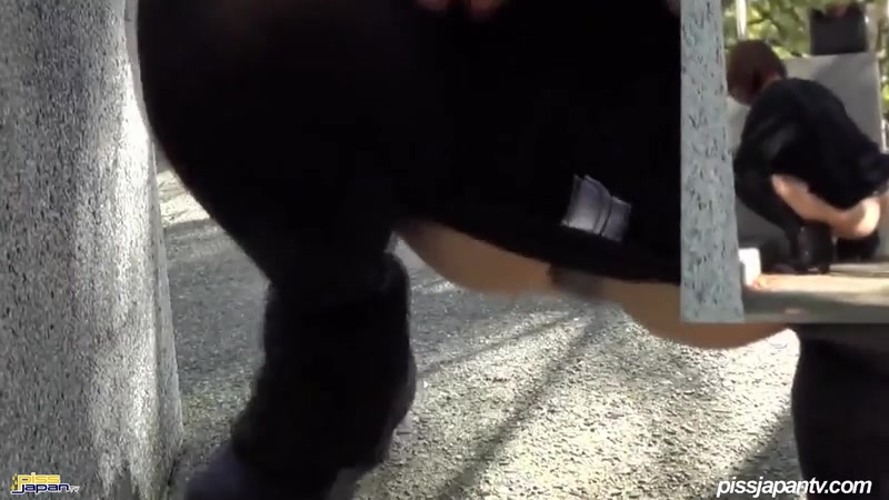 Smooth Ladies Wet The Pavement - PissJapanTV