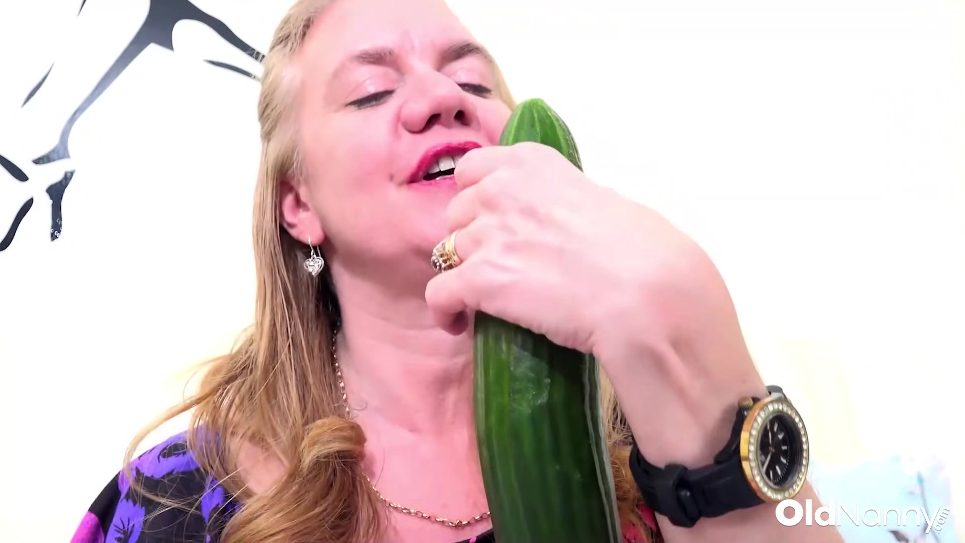 Curvy British MILF Lily May In Wet Solo Toy Play With Cucumber