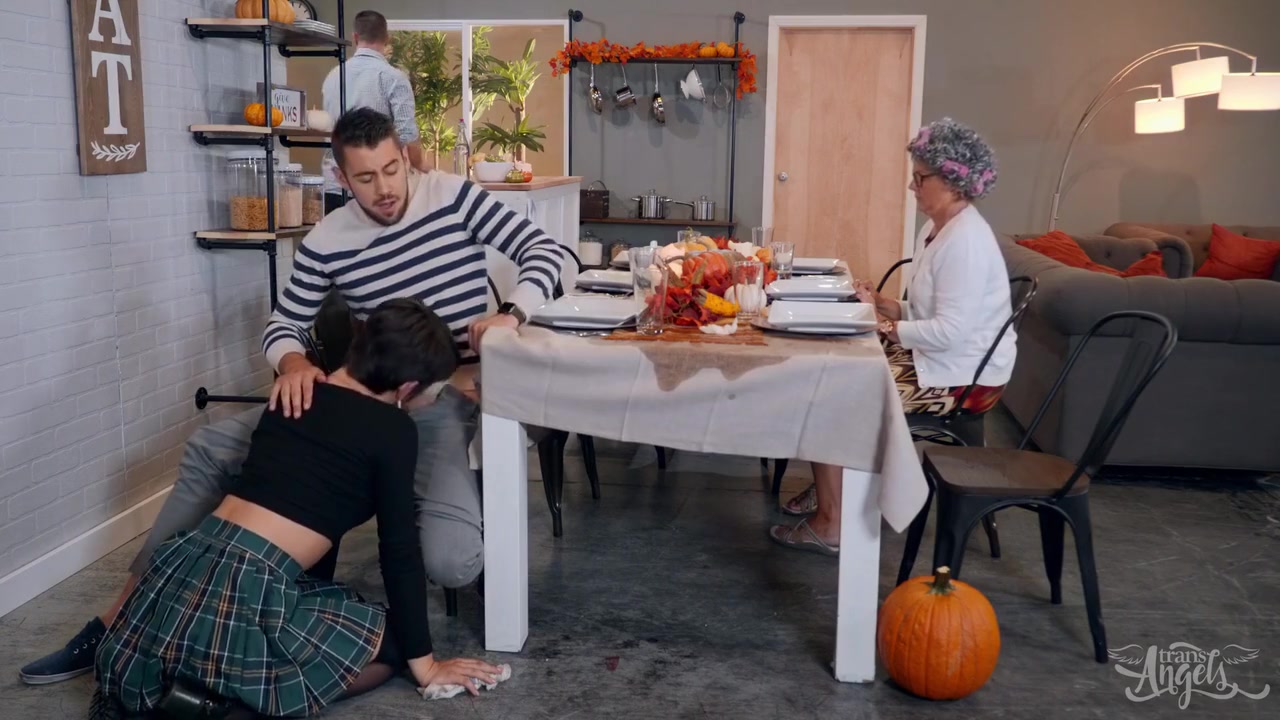 Short-haired Hottie Comes Home For Thanksgiving And She Gets Stuffed With Daisy Taylor