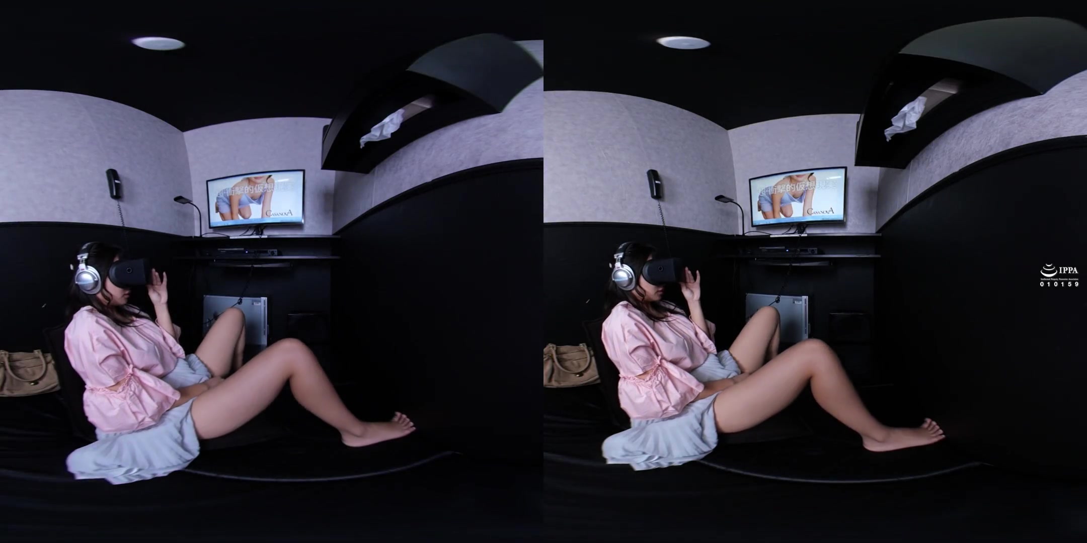 You Found a Woman Masturbating at the Internet Cafe; Big Tits Japanese Babe