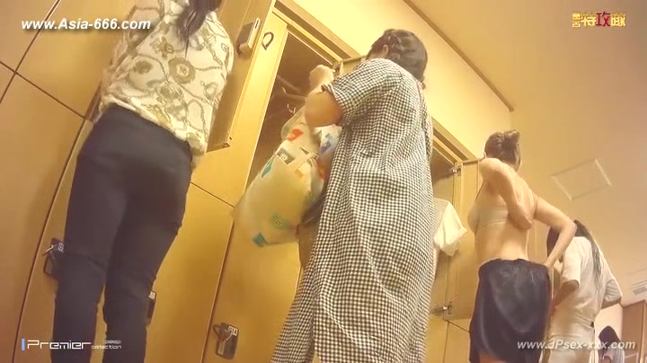 japanese public bathroom changeroom.***
