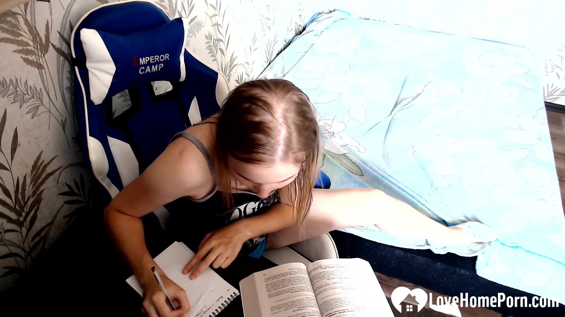 Gamer girl spreads her legs for a solo