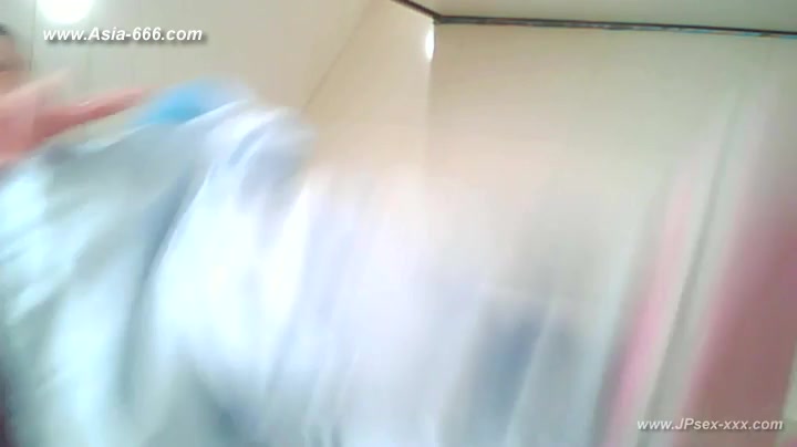 chinese girls go to toilet.70
