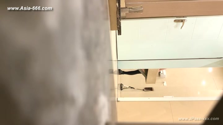 chinese girls go to toilet.***