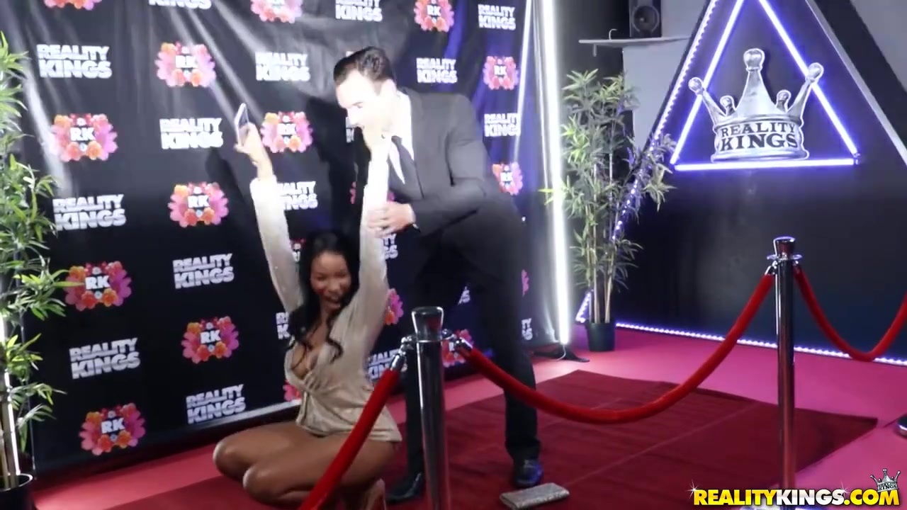 Redcarpet Blowjob Bonanza During Live Show! :o