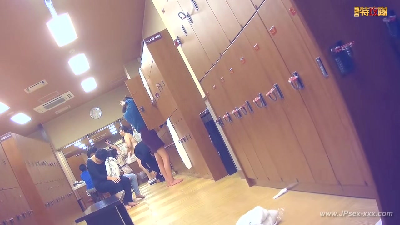 japanese public bathroom changeroom.82