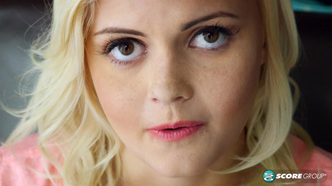 Teen Madison Hart Shows You How She Fingers Her Shaved Pussy
