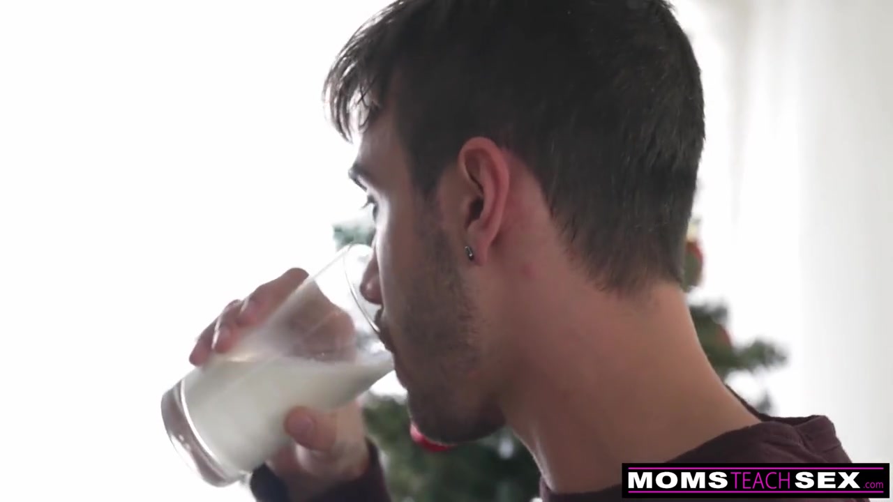 Stepmom Leaves Milk Out For Santa - S18:e9