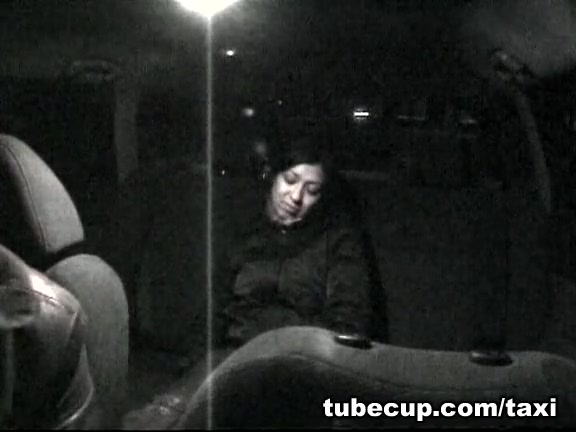 Sultry amateur paying oral for a taxi ride