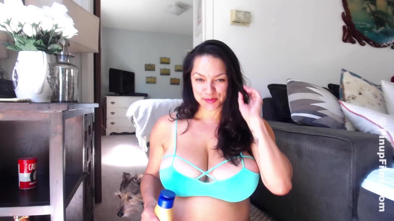 Monica Mendez - HD WebCam 7 - Self-Tanner