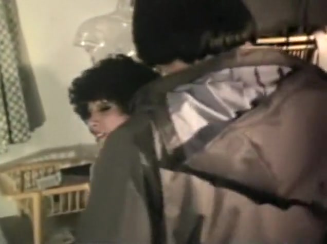 Guy fucks shemale Jennifer Thomas without condom