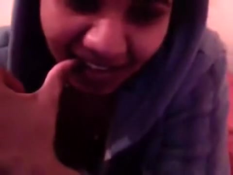 Very hot bhabi smacks her pussy in front of a webcam