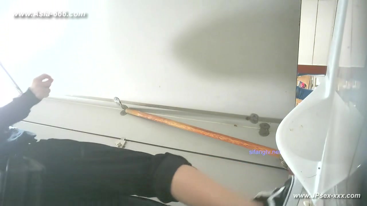 chinese girls go to toilet.***