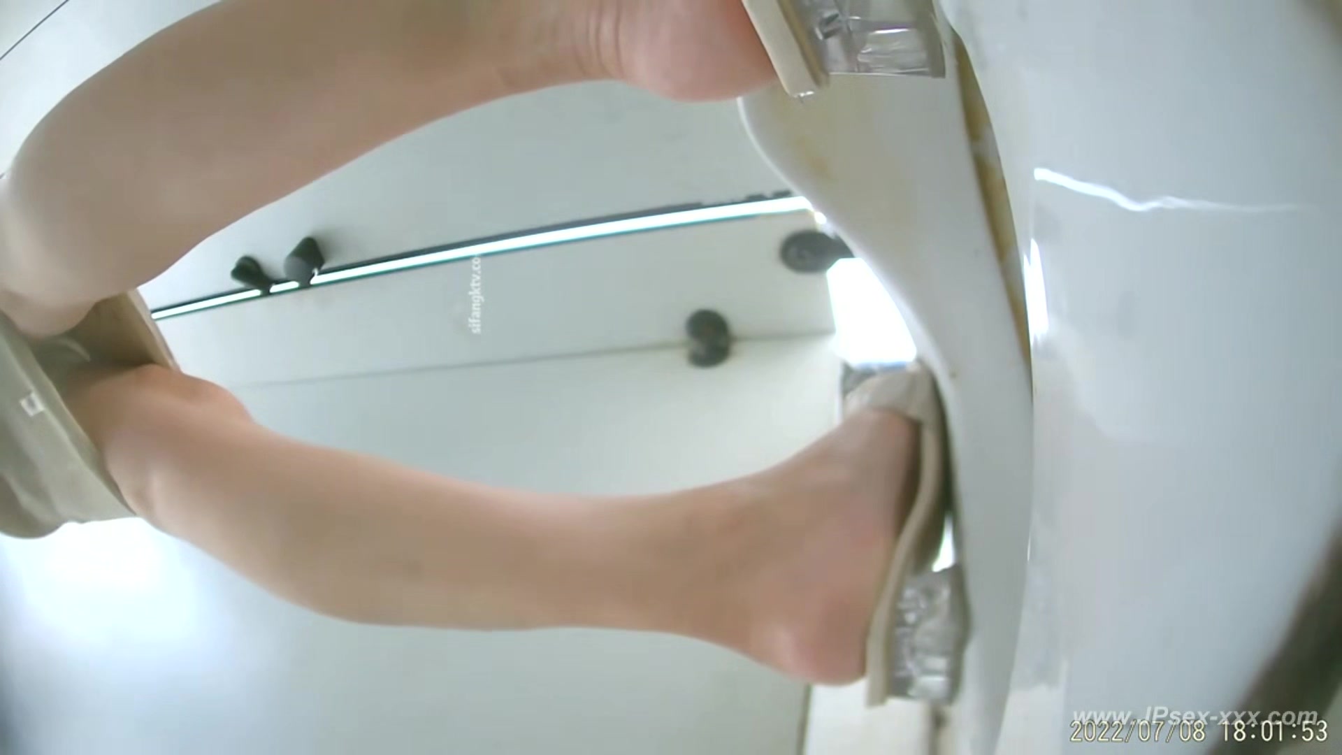 chinese girls go to toilet.303