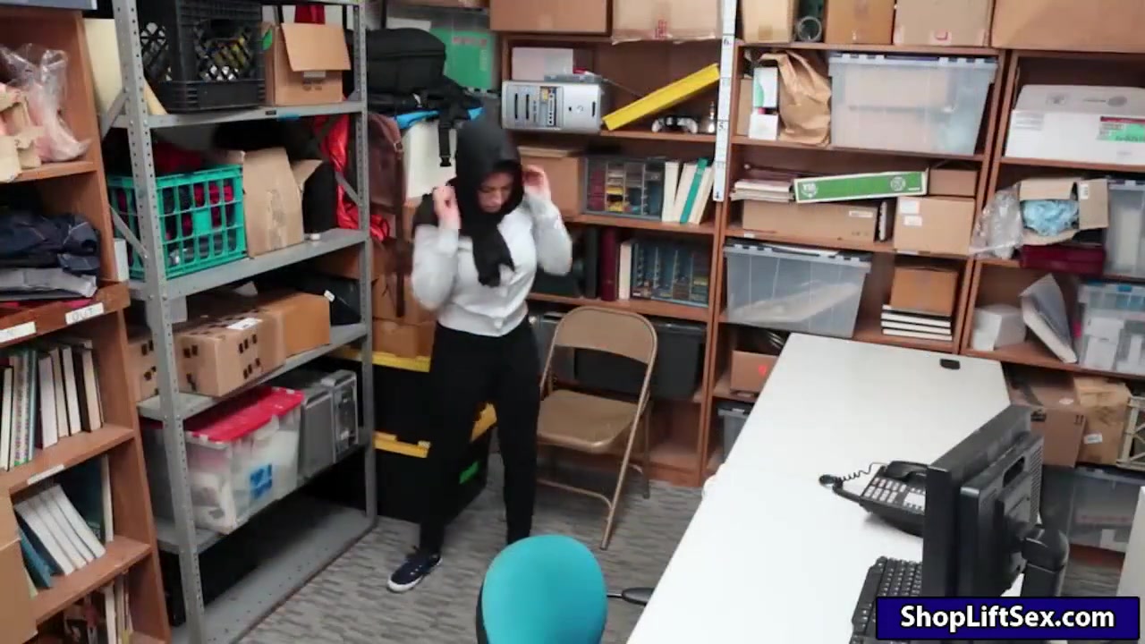 Arab Shoplifter Takes Off Clothes And Smashed By Off