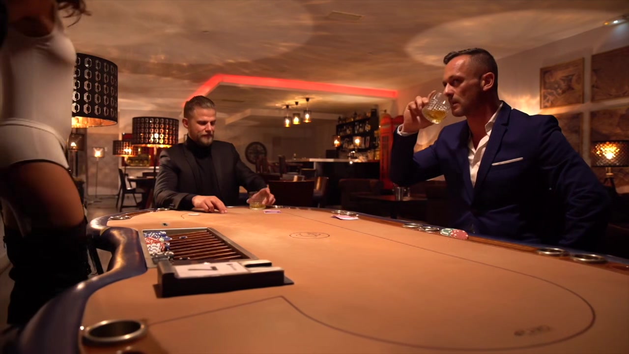 Juliette, bartender in a trendy bar! - Jacquie et Michel TV
