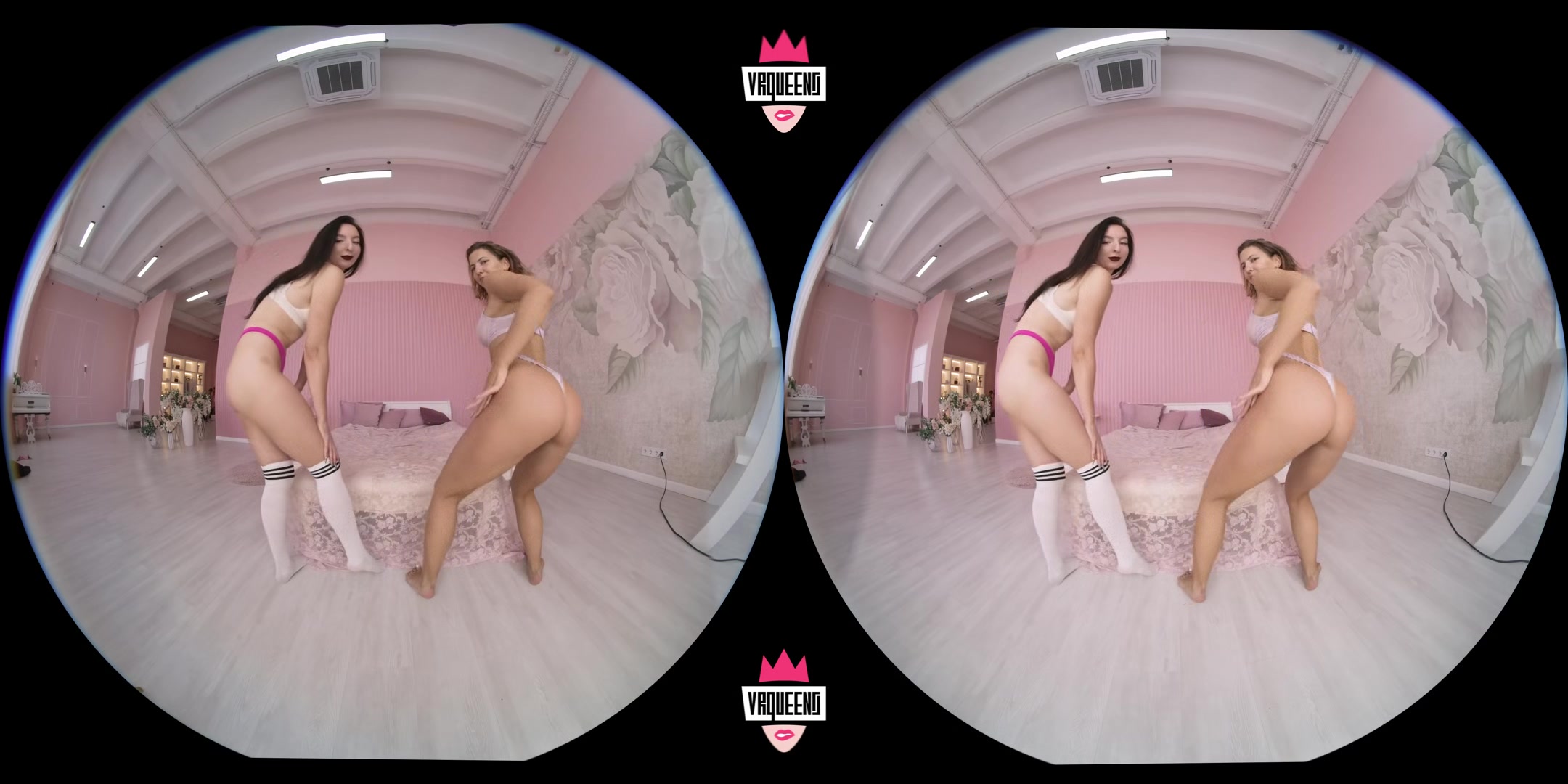 Double Ass & Tits On Bed - Vr Queens
