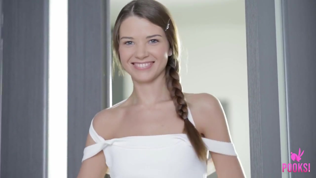 Flat Chested Hottie Linn Strips Swimsuit Off And Masturbates With Vibrator!