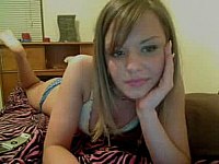 Hottie fucks herself