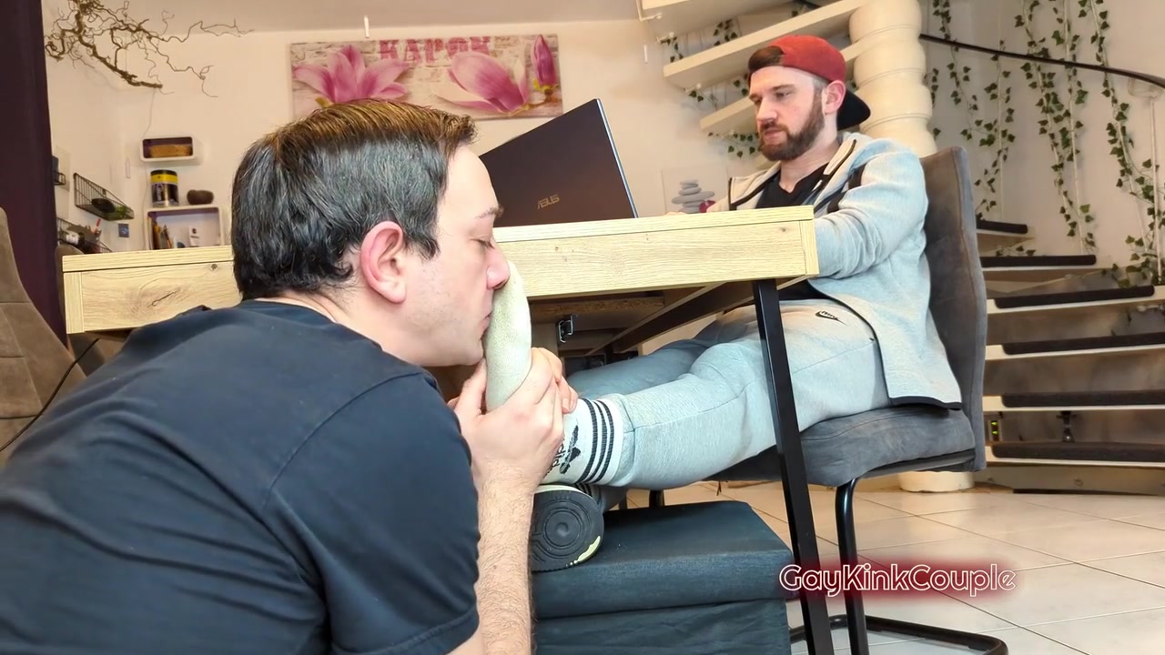 Feet Worship Blowjob And Cumkiss While In Homeoffice