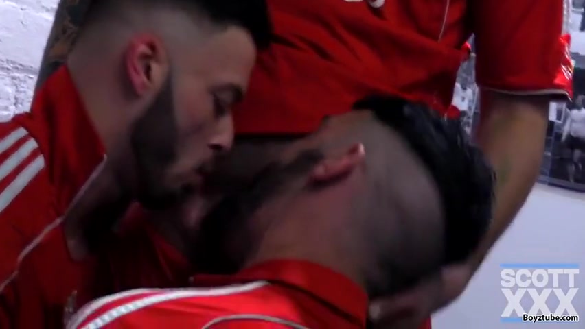 Machos Calientes En El Vestuario Three