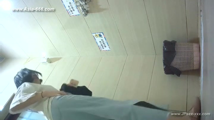 chinese girls go to toilet.102