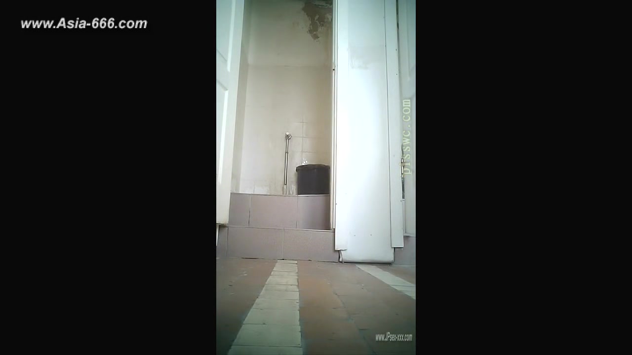 peeping blondes go to toilet.60