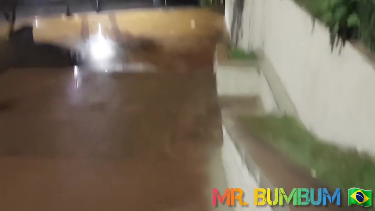 Macho Saiu Da Balada E Foi Mijar Cheio De Tesao. Provoquei Ate Ganhar Leite Quente. 5 Min