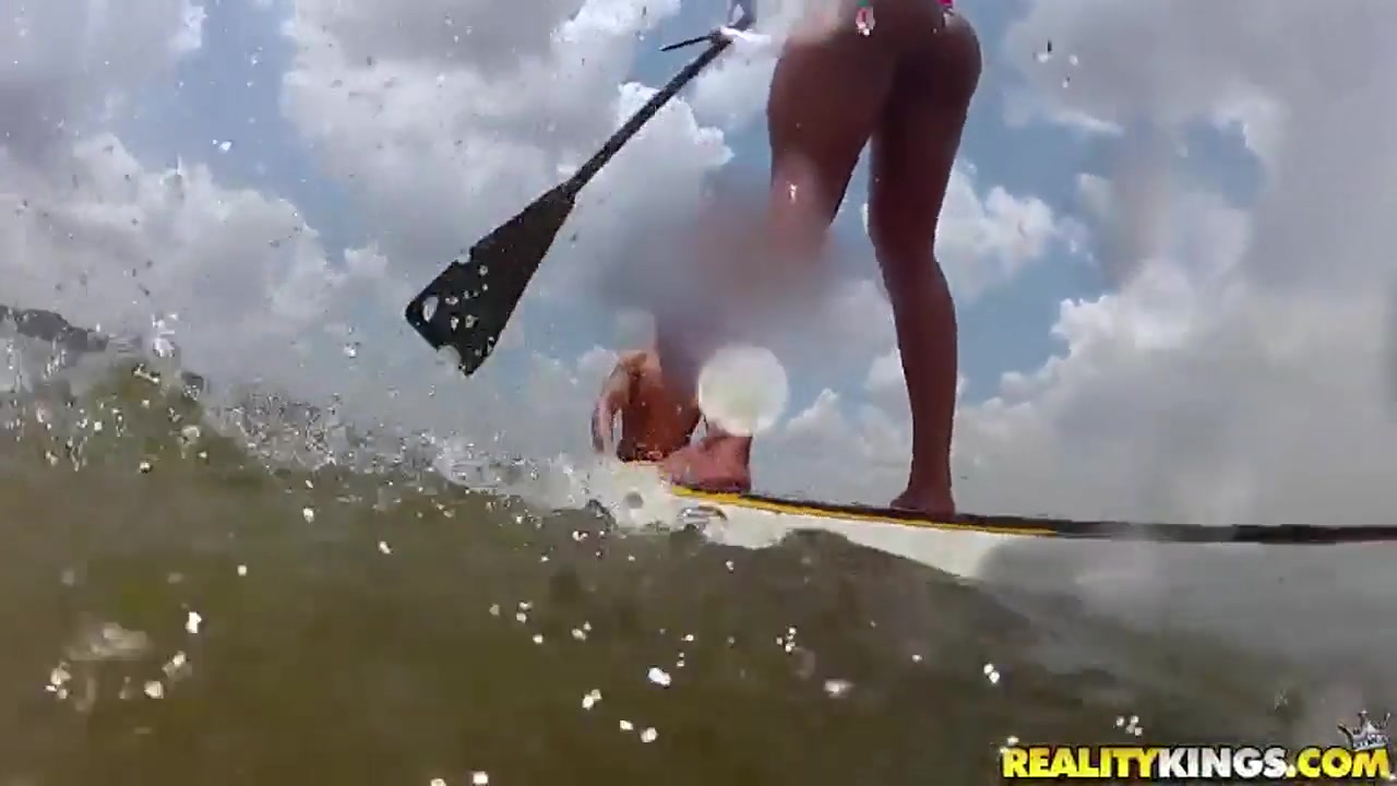 Tanned hottie Leticia gives Roge Ferro blowjob at the beach