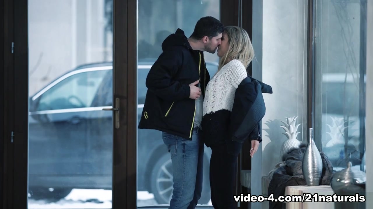 Shona River & Kristof Cale in Winter Wonder - 21Naturals