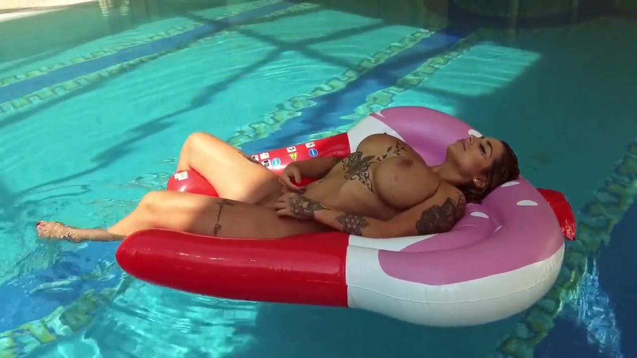 Canadian Milf Heidi In The Pool
