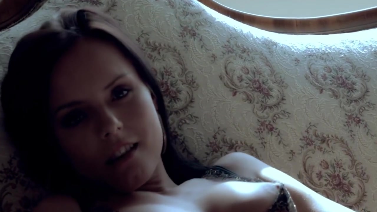 Glam Babe Masturbating In Solo Action