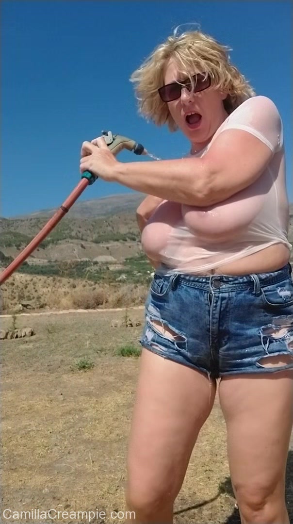 Camilla Cools Off With The Hose Pipe - Camillacreampie