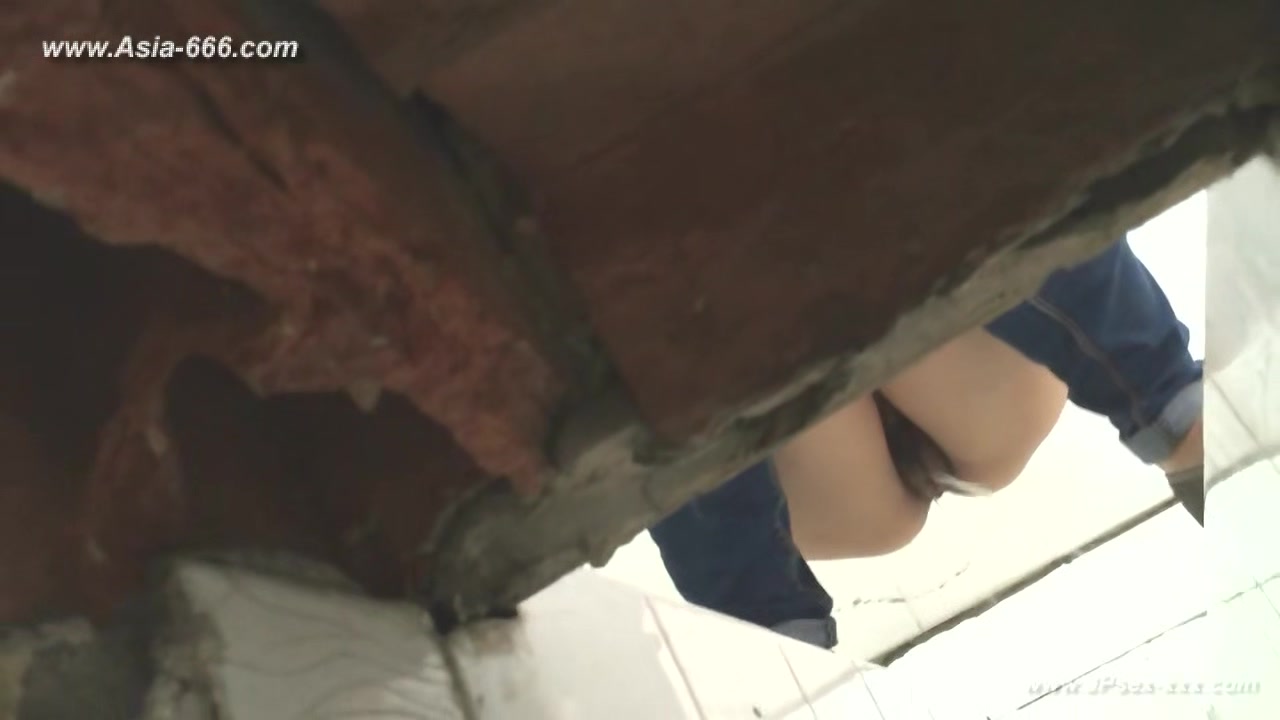 chinese girls go to toilet.293