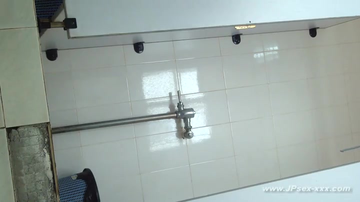 chinese girls go to the toilet.19