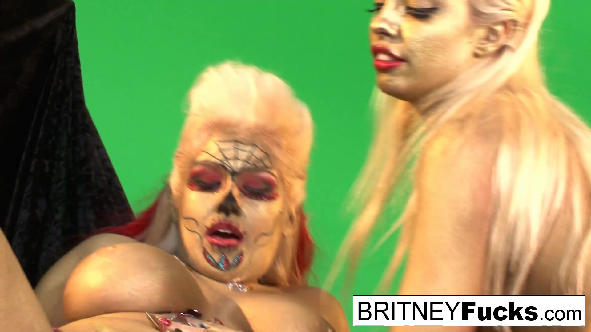 Britney Amber Nikki Phoenix in Gold Painted Lesbian Hotties Get It On - BritneyAmber