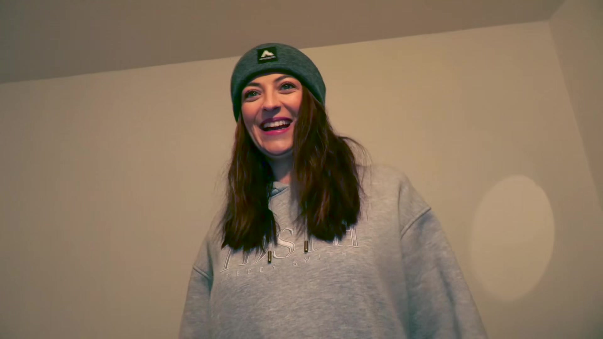 A camgirl fucks with a fan